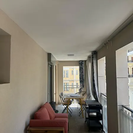 Neuf Et Equipe A Deux Pas De La Et Face Au Casino En Plein Centre