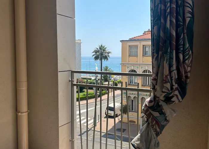 Neuf Et équipé à Deux Pas De La Et Face Au Casino En Plein Centre *