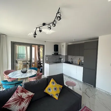 Apartman Neuf Et Equipe A Deux Pas De La Et Face Au Casino En Plein Centre