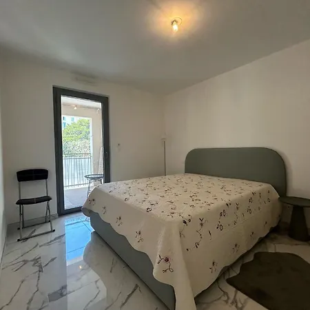 Neuf Et équipé à Deux Pas De La Et Face Au Casino En Plein Centre Menton