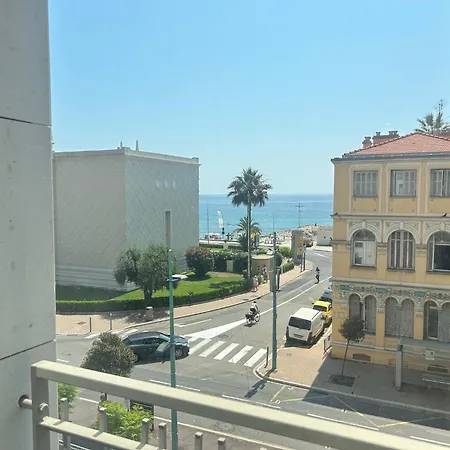 Neuf Et Equipe A Deux Pas De La Et Face Au Casino En Plein Centre * Menton