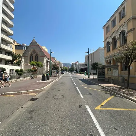 Neuf Et Equipe A Deux Pas De La Et Face Au Casino En Plein Centre