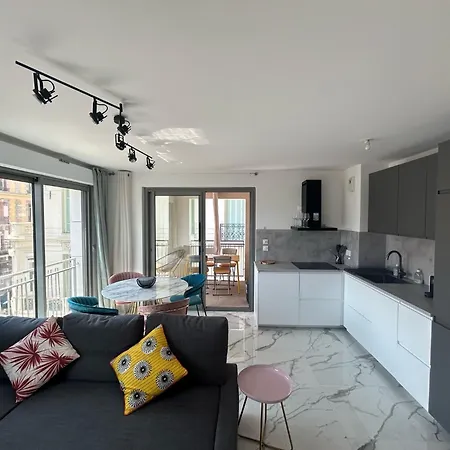 Neuf Et équipé à Deux Pas De La Et Face Au Casino En Plein Centre *