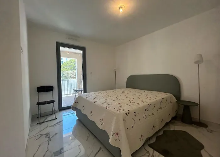 Neuf Et Equipe A Deux Pas De La Et Face Au Casino En Plein Centre Menton