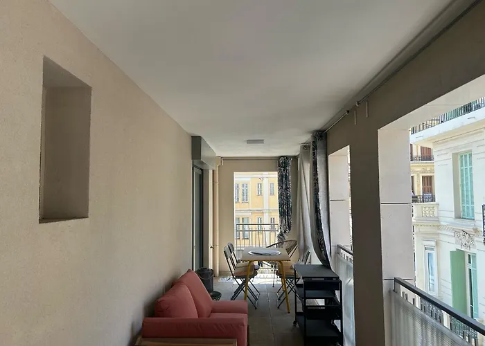 Neuf Et Equipe A Deux Pas De La Et Face Au Casino En Plein Centre