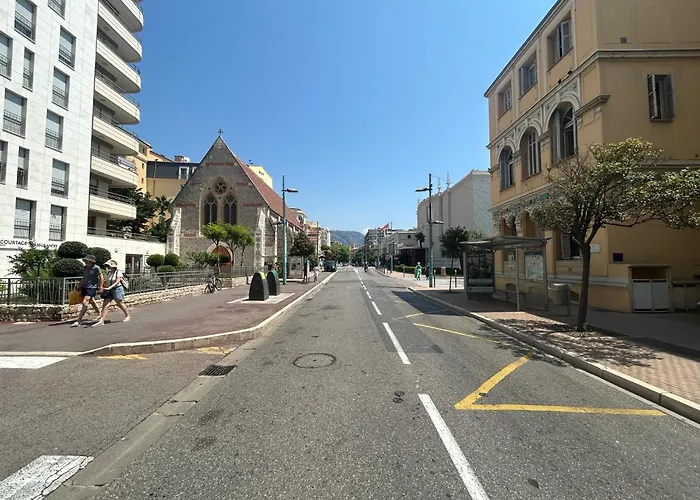 Neuf Et Equipe A Deux Pas De La Et Face Au Casino En Plein Centre