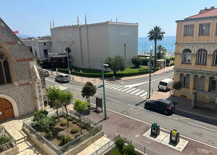 Neuf Et Equipe A Deux Pas De La Et Face Au Casino En Plein Centre Apartmán *