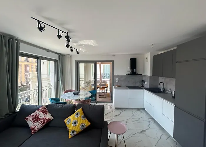 Neuf Et équipé à Deux Pas De La Et Face Au Casino En Plein Centre *